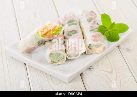 Bo Bia - vietnamesische frische Sommer Rollen mit chinesischer Wurst, Jicama, Karotten, Salat, Ei und getrockneten Shrimps. Stockfoto