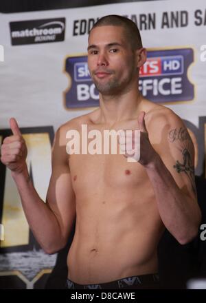 London, UK. 24. Mai 2013. Liverpool Boxer Tony Bellew wiegt bei London O2 Piazza vor seinem Halbschwergewicht Rückkampf gegen südafrikanische Isaac Chilemba. Bildnachweis: Paul McCabe / Alamy Live News Stockfoto