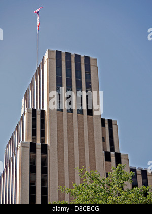 Ein Bürogebäude in der Innenstadt von Tyler Texas mit einem strahlend blauen Himmel. Stockfoto