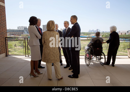 US Präsident Barack Obama und First Lady Michelle Obama mit ehemaligen Präsidenten sprechen und First Ladies vor ein Mittagessen an der George W. Bush Presidential Library and Museum auf dem Campus der Southern Methodist University in Dallas, Texas, 25. April 2013. Abgebildet, von links, sind: Bush, Bill Clinton, Hillary Rodham Clinton und Jimmy Carter. George H.W. Bush und Barbara Bush reden auf der rechten Seite. Stockfoto
