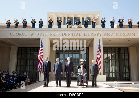 US-Präsident Barack Obama mit ehemaligen Präsidenten George W. Bush, Bill Clinton, George H.W. Bush und Jimmy Carter während der Einweihung des George W. Bush Presidential Library and Museum auf dem Campus der Southern Methodist University 25. April 2013 in Dallas, Texas steht. Stockfoto