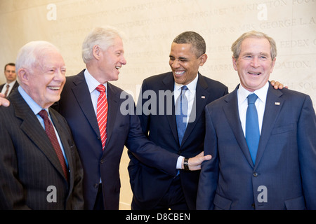 US-Präsident Barack Obama vor der Weihung des George W. Bush Presidential Library and Museum auf dem Campus der Southern Methodist University 25. April 2013 in Dallas, Texas mit ehemaligen Präsidenten Jimmy Carter, Bill Clinton und Bush, lacht. Stockfoto