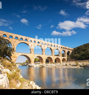 Pont du Gard römischen Aquädukt Languedoc-Roussillon Frankreich. Die 2000 Jahre alte Roman Aquaduct ist eine große Touristenattraktion. Stockfoto