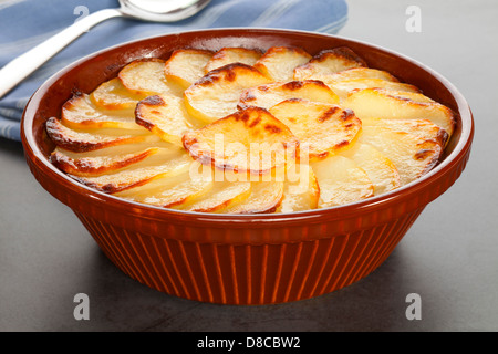 Boulanger Kartoffeln, eine berühmte französische Gericht in Scheiben geschnittene Zwiebel und Kartoffeln gebacken auf Lager. So genannt, weil in der Vergangenheit... Stockfoto