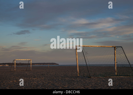 zwei Tore am dänischen Strand bei Sonnenaufgang im Winter mit einem wunderbaren Himmel Stockfoto