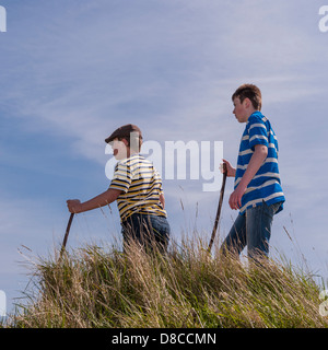 Zwei Jungs (Brüder) Alter 9 und 13 auf ein Land zu Fuß im Vereinigten Königreich Stockfoto