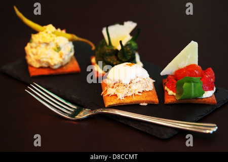 Im Ibérica La Terraza in London serviert eine Auswahl an Pinchos (Biss große Tapas auf frisch zubereitetes Brot serviert). Stockfoto