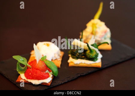 Im Ibérica La Terraza in London serviert eine Auswahl an Pinchos (Biss große Tapas auf frisch zubereitetes Brot serviert). Stockfoto
