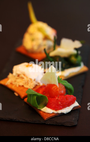 Im Ibérica La Terraza in London serviert eine Auswahl an Pinchos (Biss große Tapas auf frisch zubereitetes Brot serviert). Stockfoto
