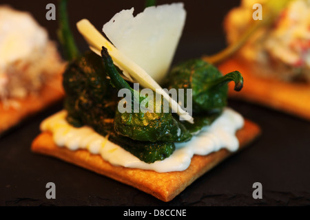 Im Ibérica La Terraza in London serviert eine Auswahl an Pinchos (Biss große Tapas auf frisch zubereitetes Brot serviert). Stockfoto