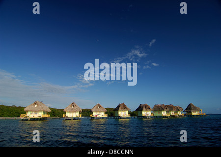 Reet gedeckte Bungalows auf Stelzen in die Lagune bei Doppelpunkt-Insel Stockfoto