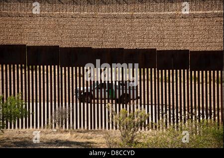 25. April 2013 - Nogales, fährt Sonora, Mexiko - A US Border Patrol LKW die Straße die Grenze in Nogales, Arizona, von Nogales, Sohn gesehen. Mex (Kredit-Bild: © wird Seberger/ZUMAPRESS.com) Stockfoto