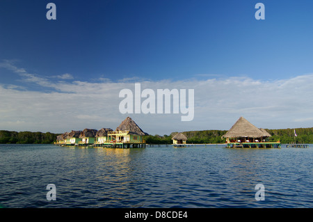 Reet gedeckte Bungalows auf Stelzen in die Lagune im Punta Caracol Aqua Lodge Stockfoto