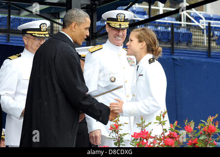 US-Präsident Barack Obama gratuliert eine Marine graduate während der US-Marineakademie Graduierung und Inbetriebnahme Zeremonie 24. Mai 2013 in Annapolis, Maryland. Die Akademie Schloss 841 Fähnriche und 206 Marinekorps 2. Leutnants an Navy Marine Corps Memorial Stadium. Stockfoto