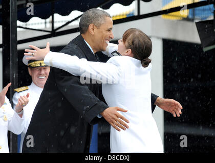 US-Präsident Barack Obama gratuliert eine Marine graduate während der US-Marineakademie Graduierung und Inbetriebnahme Zeremonie 24. Mai 2013 in Annapolis, Maryland. Die Akademie Schloss 841 Fähnriche und 206 Marinekorps 2. Leutnants an Navy Marine Corps Memorial Stadium. Stockfoto