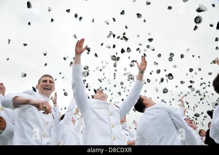 Absolventen der US Naval Academy werfen ihre Hüte nach der Klasse der 2013 Graduierung und Inbetriebnahme Zeremonie 24. Mai 2013 in Annapolis, Maryland. Präsident Barack Obama gab die Eröffnungsrede. Stockfoto