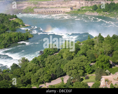 Dieses Bild zeigt die berühmten amerikanischen Niagarafälle mit ihren mächtigen Wasserkaskaden, die in den Fluss darunter stürzen. Die Wasserfälle, ein bedeutendes Naturdenkmal, stellen einen der berühmtesten Wasserfälle der Welt dar. Stockfoto