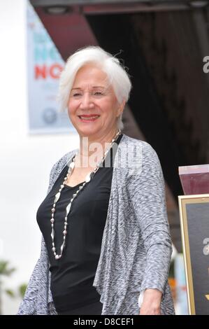 Hollywood Boulevard, Los Angeles, CA, USA. 24. Mai 2013. Olympia Dukakis bei der Induktion Zeremonie für Stern auf dem Hollywood Walk of Fame für Olympia Dukakis, Hollywood Boulevard, Los Angeles, CA 24. Mai 2013. Foto von: Michael Germana/Everett Collection/Alamy Live-Nachrichten Stockfoto