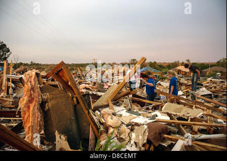 US Air Force Piloten helfen Anwohner im Anschluss an eine EF-5 Tornado 23. Mai 2013 in Moore, Oklahoma. Die massiven Sturm mit Windgeschwindigkeiten von mehr als 200 Meilen pro Stunde Riss durch den Oklahoma City Vorort 20. Mai 2013, mindestens 24 Menschen getötet, mehr als 230 verletzte und Tausende verdrängen. Stockfoto