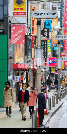 Eine Straße im Einkaufsviertel Shibuya Station, einer der verkehrsreichsten Bahnhöfe Tokios umgibt. Stockfoto