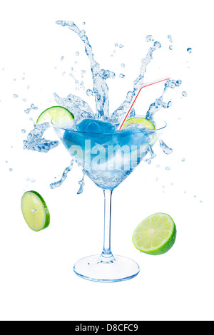Kalk, planschen im Martiniglas mit intensiv blauen Eis. Isoliert auf weißem Hintergrund. Stockfoto