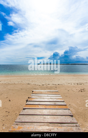 Holzsteg am tropischen Strand Insel Stockfoto