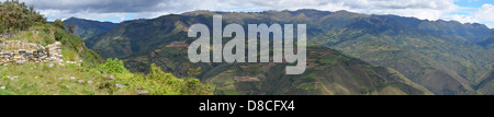 Blick auf die Landschaft von der Kuelap Ruinen in Chachapoyas, Amazonas, Peru Stockfoto