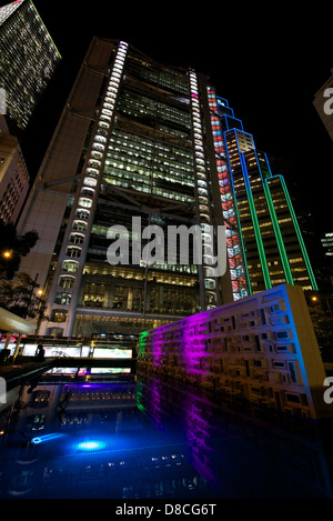 Hsbc Hongkong Sitz und Standard Chartered Gebäude in der Nacht in Central, Hong Kong Stockfoto