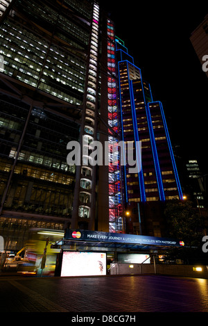 HSBC Hong Kong Headquarters und Standard Chartered Gebäude in der Nacht in Central, Hongkong Stockfoto