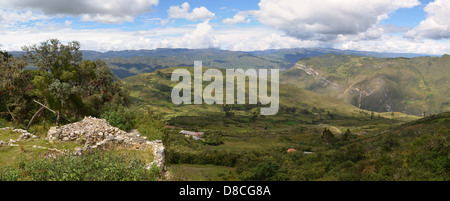 Blick auf die Landschaft von der Kuelap Ruinen in Chachapoyas, Amazonas, Peru Stockfoto