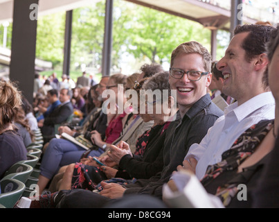 Familie und Freunde treten in der Feier der Graduierung am Skidmore College in Saratoga Springs, New York. Stockfoto