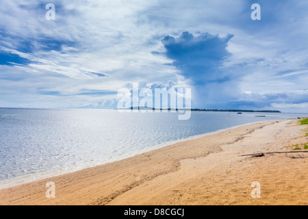 Tropischer Strand mit Cumulus-Wolken am Himmel Stockfoto