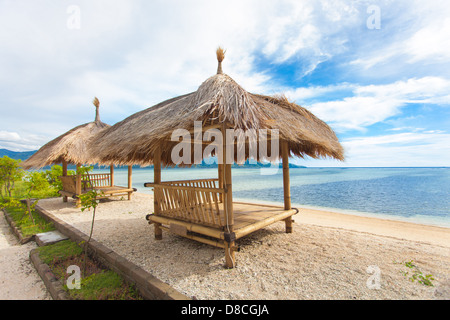 Bambushütte am Strand am Meer Stockfoto