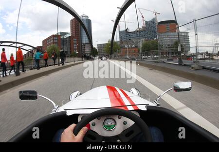 Ein Fahrzeug von Hot Rod City Tour ist eine kurze Tour von den Landungsbrücken im Hamburger Hafen, Deutschland, 23. Mai 2013 befahren. Menschen können Führungen durch Hamburg in Thes ungewöhnliche motorisierten Soap Box Autos nehmen. Foto: CHRISTIAN CHARISIUS Stockfoto