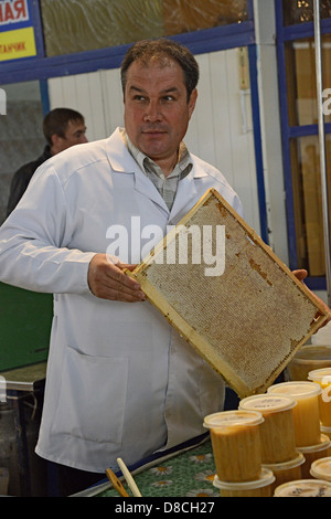 Honig-Verkäufer mit Wabenrahmen. Noviy Rynok (neuer Markt) in Barnaul. Handel mit Honig. Sibirien. Russland Stockfoto