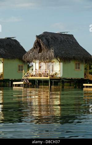 Reet gedeckte Bungalows auf Stelzen in die Lagune bei Doppelpunkt-Insel Stockfoto