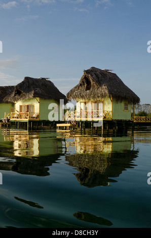 Reet gedeckte Bungalows auf Stelzen in die Lagune bei Doppelpunkt-Insel Stockfoto