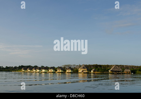 Reet gedeckte Bungalows auf Stelzen in die Lagune bei Doppelpunkt-Insel Stockfoto