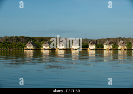 Reet gedeckte Bungalows auf Stelzen in die Lagune bei Doppelpunkt-Insel Stockfoto