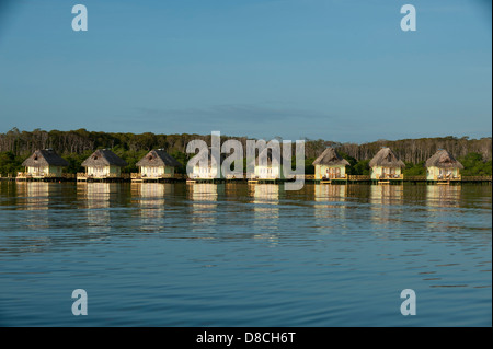 Reet gedeckte Bungalows auf Stelzen in die Lagune bei Doppelpunkt-Insel Stockfoto