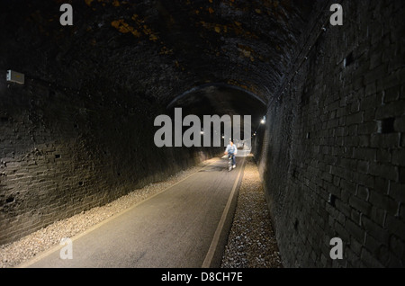 Combe Down Tunnel in der Nähe von Bath, Großbritannien, eröffnet für Radfahrer in 2013. Einmal ist es jetzt für Züge, Großbritanniens längsten Radwege Tunnel. Stockfoto