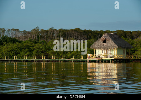 Reet gedeckte Bungalows auf Stelzen in die Lagune bei Doppelpunkt-Insel Stockfoto