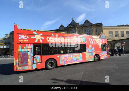 City Sightseeingbus für Touristen in Bath, Großbritannien. Stockfoto
