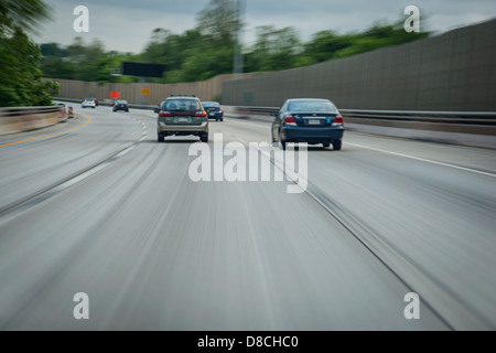 Autos auf der Autobahn während des Tages mit Motion Blur Stockfoto