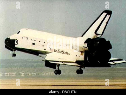 Das Space Shuttle Columbia hebt sich während eines Starts in den Himmel und zeigt seinen kraftvollen Aufstieg. Dieses Bild zeigt die Macht und Größe der Weltraummission. Stockfoto