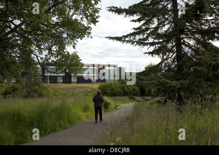 Ein angenehmer Spaziergang durch einen urbanen Park mit bewaldeten Flächen und Grünflächen. Urbane Parks bieten eine ruhige Zuflucht vom Stadtleben und sind ein Ort für Entspannung und Outdoor-Aktivitäten. Stockfoto