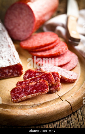 Gourmet in Scheiben Salami auf Küchentisch Stockfoto