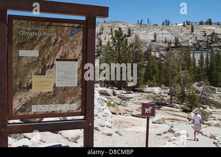 Frau zu Fuß auf einem Pfad an der Olmsted Point Yosemite Nationalpark, Kalifornien USA. Stockfoto