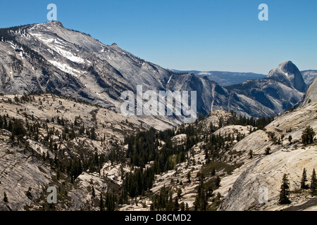 Ein Blick vom Olmsted Point blickte Tenaya Canyon am Half Dome im Yosemite-Nationalpark, Kalifornien USA. Stockfoto