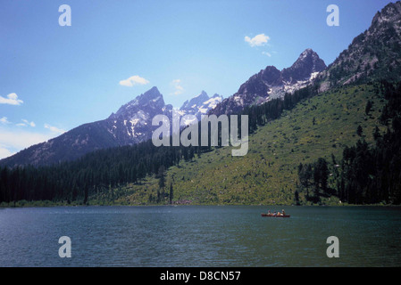 Ein atemberaubender Blick auf den Grand Teton National Park mit seinen majestätischen Berggipfeln, unberührten Seen und der weiten Wildnis. Der Park ist bekannt für seine dramatischen Landschaften und seine reiche Tierwelt. Stockfoto